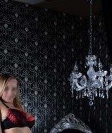  Moniek de student houdt van trio's. Wil je haar daarvoor uitnodigen?